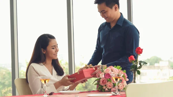 Coppia romantica che dà un regalo per l'amante al ristorante — Foto Stock