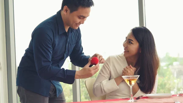 Romantikerpaar beschenkt Liebhaber im Restaurant — Stockfoto