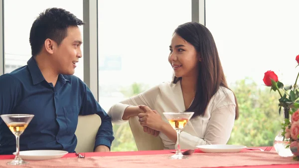 Glückliches romantisches Paar beim Mittagessen im Restaurant — Stockfoto