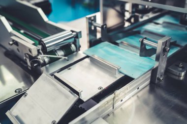 Modern fabrikada yüz maskesi üretim hattı