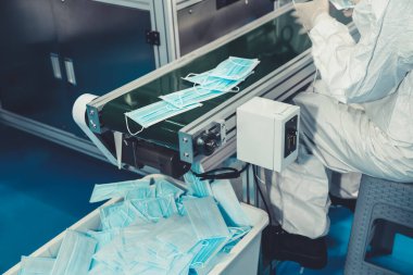 Modern fabrikada yüz maskesi üretim hattı