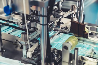 Modern fabrikada yüz maskesi üretim hattı