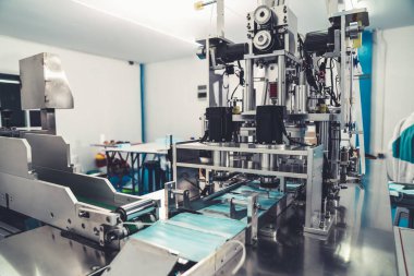 Modern fabrikada yüz maskesi üretim hattı