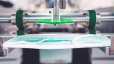 Modern fabrikada yüz maskesi üretim hattı