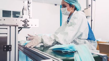 Modern fabrikada yüz maskesi üretim hattı