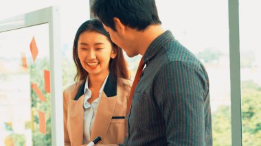 İş adamları proje planlama kurulunda çalışıyor