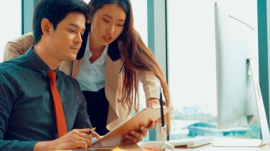 İki iş adamı ofiste proje stratejisi hakkında konuşuyor