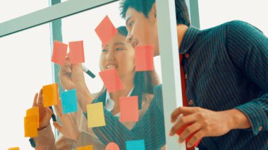 İş adamları proje planlama kurulunda çalışıyor