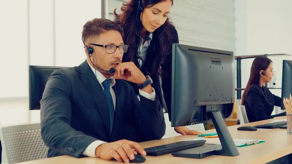 Des hommes d'affaires portant un casque qui travaillent au bureau — Photo