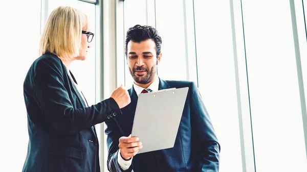 Zwei Geschäftsleute sprechen im Büro über Projektstrategie — Stockfoto