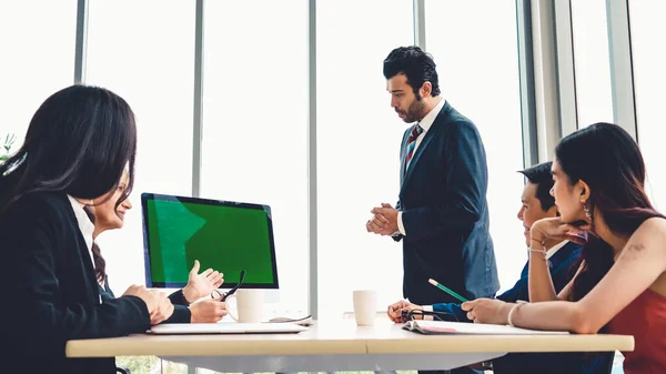 녹색 화면이 달린 회의실에 있는 사업가들 — 스톡 사진