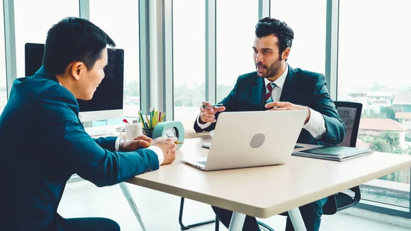 Zwei Geschäftsleute sprechen im Büro über Projektstrategie — Stockfoto