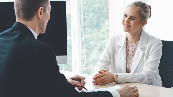 Buscador de empleo en la entrevista de trabajo reunión con el gerente — Foto de Stock