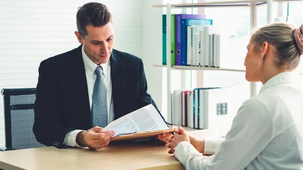 Buscador de empleo en la entrevista de trabajo reunión con el gerente — Foto de Stock