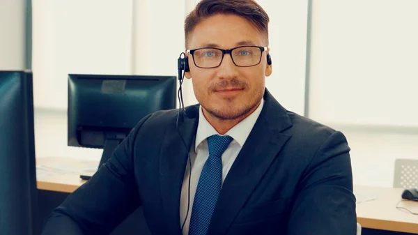 Geschäftsleute mit Headset arbeiten im Büro — Stockfoto