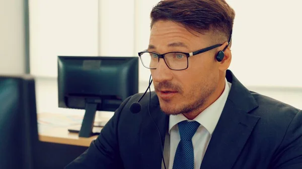 Geschäftsleute mit Headset arbeiten im Büro — Stockfoto