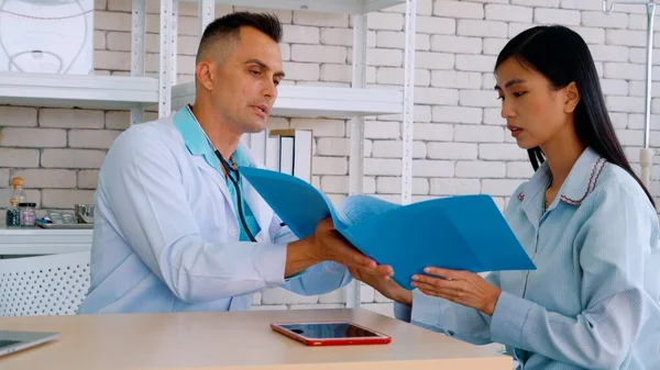 Doutor em uniforme profissional examinando paciente no hospital — Fotografia de Stock