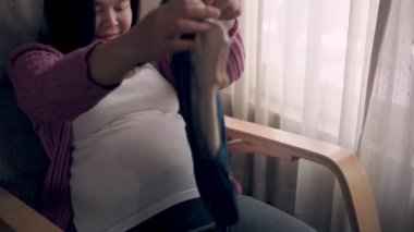 Mutlu hamile bir kadın ve evde bebek bekliyor..