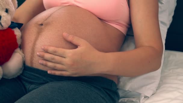 Ευτυχισμένη έγκυος γυναίκα και περιμένει μωρό στο σπίτι. — Αρχείο Βίντεο