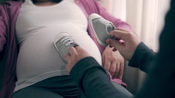 Couple enceinte se sent l'amour et se détendre à la maison. — Video