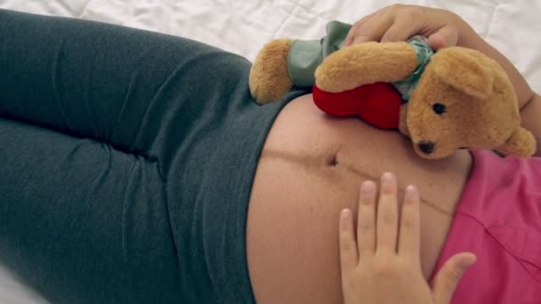 Glücklich schwangere Frau schläft auf Bett im Schlafzimmer. — Stockvideo