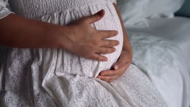 Bonne femme enceinte et attend bébé à la maison. — Video