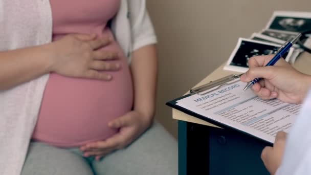 Mulher Grávida e Ginecologista Médica do Hospital — Vídeo de Stock