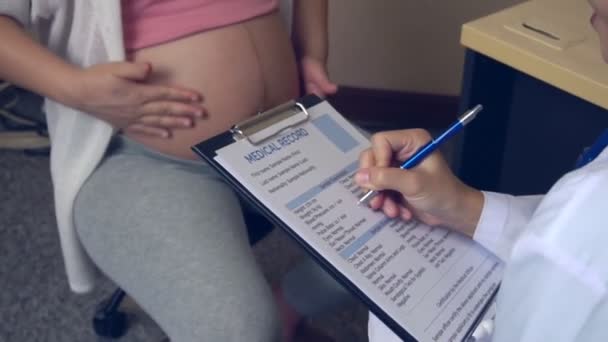 Schwangere und Frauenärztin im Krankenhaus — Stockvideo
