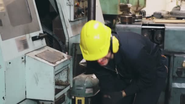 Fabrikarbeiter bei Arbeitsunfall in Fabrik verletzt — Stockvideo