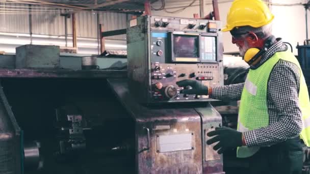 Senior factory worker teach how to use machine equipment in the factory workshop — Stock video