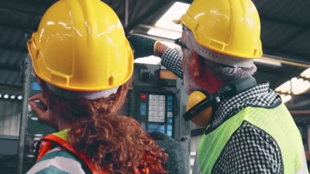 Groupe de travailleurs d'usine utilisant des équipements de machine dans l'atelier d'usine — Video