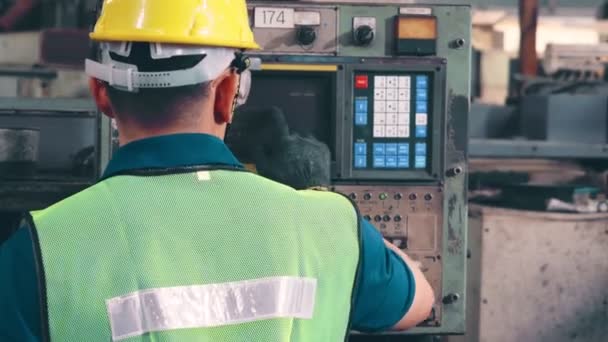 Kelompok pekerja pabrik menggunakan peralatan mesin di bengkel pabrik — Stok Video
