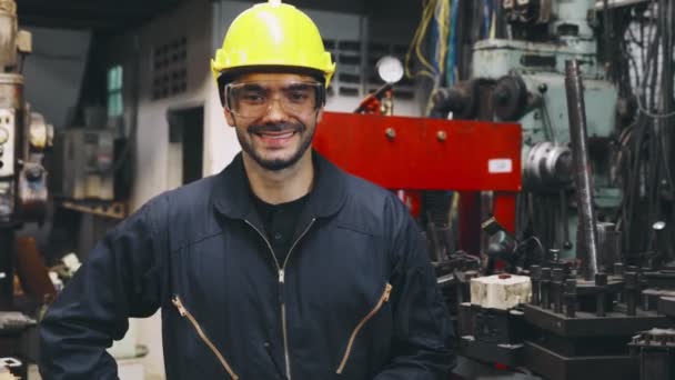 Genç bir fabrika işçisi ya da mühendis fabrikada portreyi kapatıyor. — Stok video