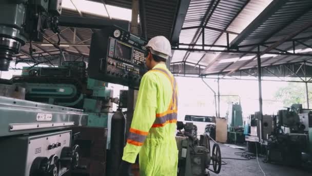 Saludo de mano de los trabajadores de fábrica con el miembro del equipo en la fábrica — Vídeos de Stock