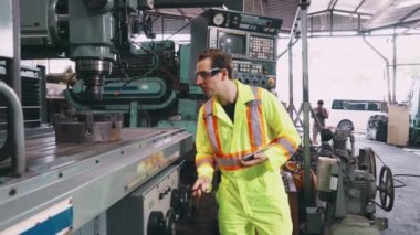 Fabrika işçisi iş arkadaşını güvenlik konusunda uyardı ve ona sert bir şapka verdi.