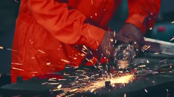 Professionele monteur is het snijden van staal metaal. — Stockvideo