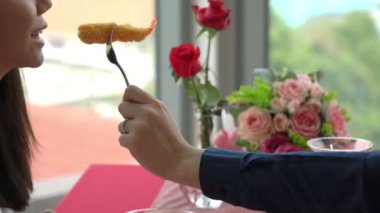 Restoranda yemek yiyen mutlu romantik çift.