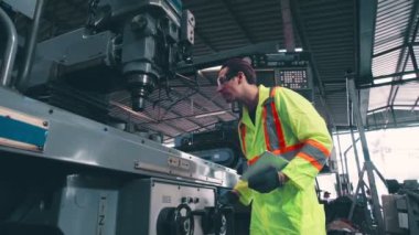 Fabrika işçisi iş arkadaşını güvenlik konusunda uyardı ve ona sert bir şapka verdi.