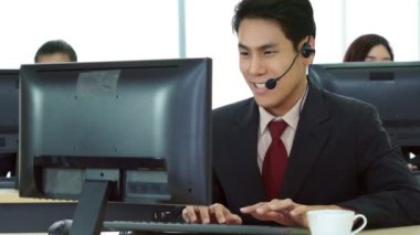 Ofiste çalışan kulaklık takan iş adamları.