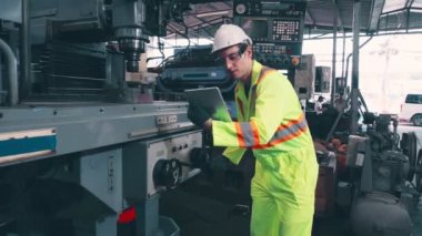 Fabrika atölyesinde makine kullanan akıllı bir fabrika işçisi