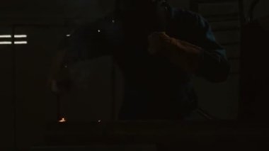 Yay kaynak makinesiyle çalışan metal kaynakçı