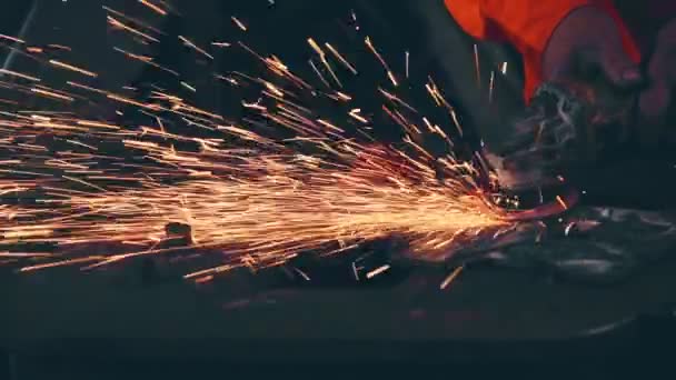 Professzionális szerelő vágás acél fém. — Stock videók