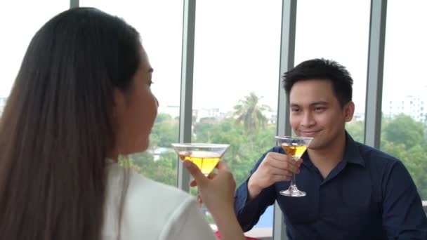 Glückliches romantisches Paar beim Mittagessen im Restaurant — Stockvideo