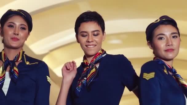 机舱乘务员欢快地在飞机上起舞 — 图库视频影像