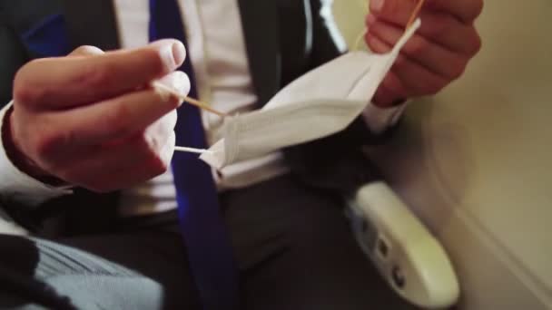 乘商业飞机旅行时戴口罩的旅客 . — 图库视频影像