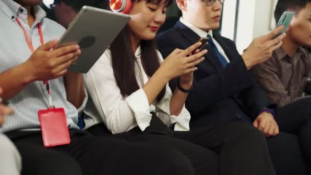 Молодые люди пользуются мобильным телефоном в метро — стоковое видео