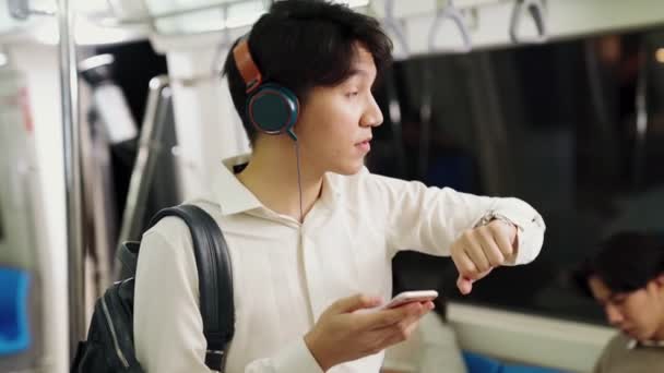 Επιχειρηματίας που χρησιμοποιεί κινητό τηλέφωνο σε δημόσιο τρένο — Αρχείο Βίντεο
