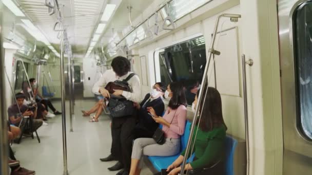 Frau hält Mann aus sozialer Distanzierung davon ab, neben ihr im Zug zu sitzen . — Stockvideo