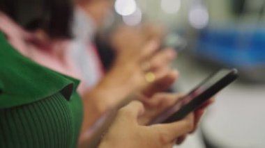 Yeraltı treninde cep telefonu kullanan gençler