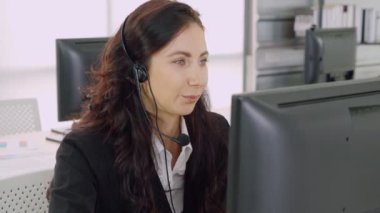 Ofiste çalışan kulaklık takan iş adamları.